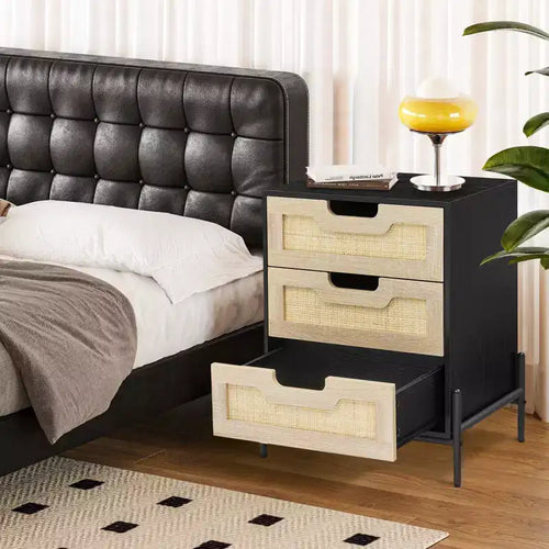 Table de chevet haute en rotin de 25 po, table de chevet de ferme moderne avec 3 tiroirs en rotin naturel, pieds en métal robustes, table d'appoint pour chambre ou salon