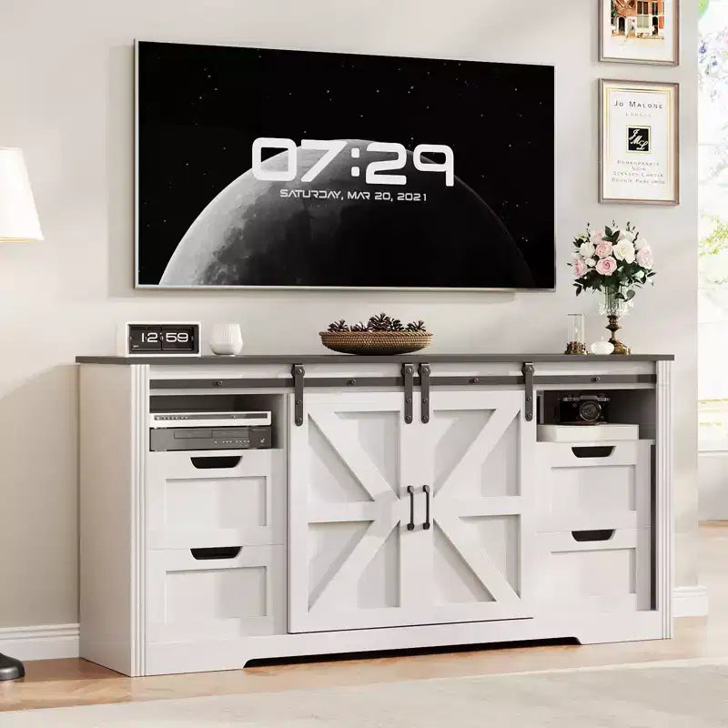 Meuble TV de style rustique pour téléviseurs jusqu'à 70 pouces, meuble de divertissement en bois de 66 pouces avec 4 tiroirs, porte coulissante de style grange et étagères de rangement pour salon