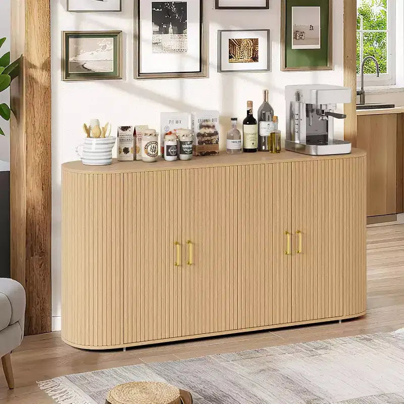 Buffet de 63 pouces, design moderne avec façades cannelées, étagères réglables et pieds en bois durable, console à café finition chêne pour salon et cuisine